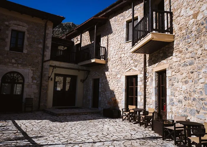 فندق Trikolonion Country 3*